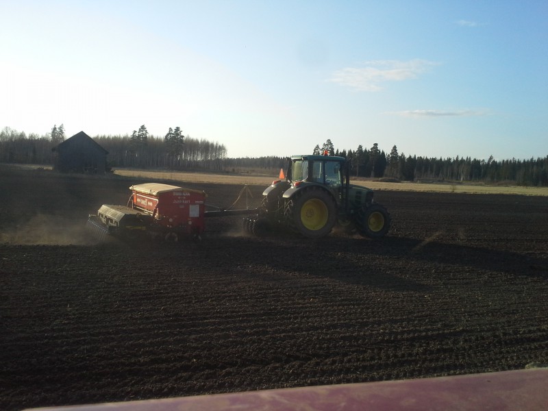 Kylvöä.
jd 6330 ja junkkari simulta 3000 T
