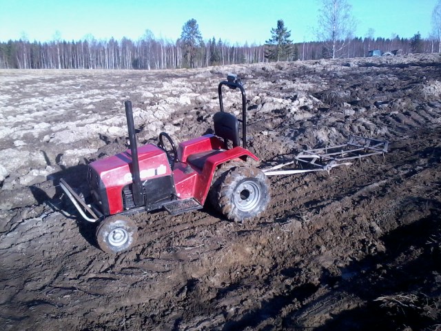 pikku case
äestystä viime keväänä. taustalla näkyy isän valtra 6750. tästä tuloo munLS-fin nimi. EI ooaito case!!!!!!!!!!!!!!!!!!!!!!!!!!!

