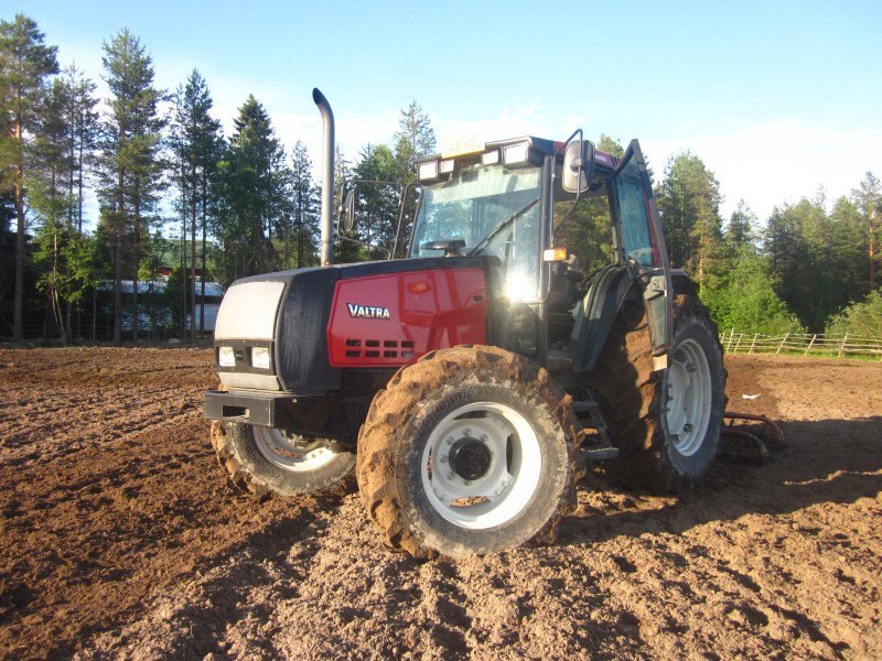 valtra 6300 pellolla
kyllä se jaksaa
