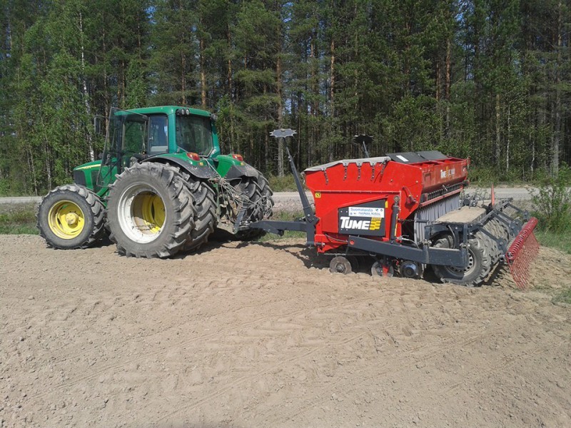 Kylvöä..
6420s Deere ja Tume.
