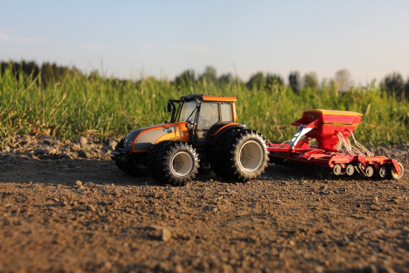 Valtra T191 ja Väderstad Rapid 600
Ilta-auringossa.

