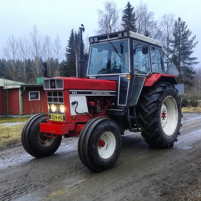 International 684
Tuollainen käyttö-entisöity natikka löytyy meiltä. Tästä koneesta on siis otettu textuurit foorumin 684:seen.
